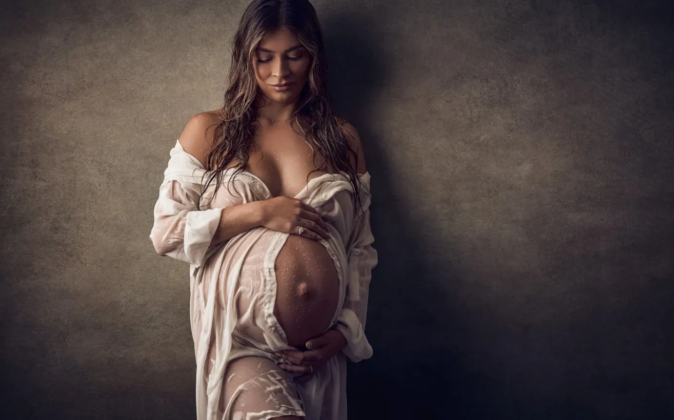 Embracing the Glow Capturing the Magic of Pregnancy Through Maternity Boudoir Photography